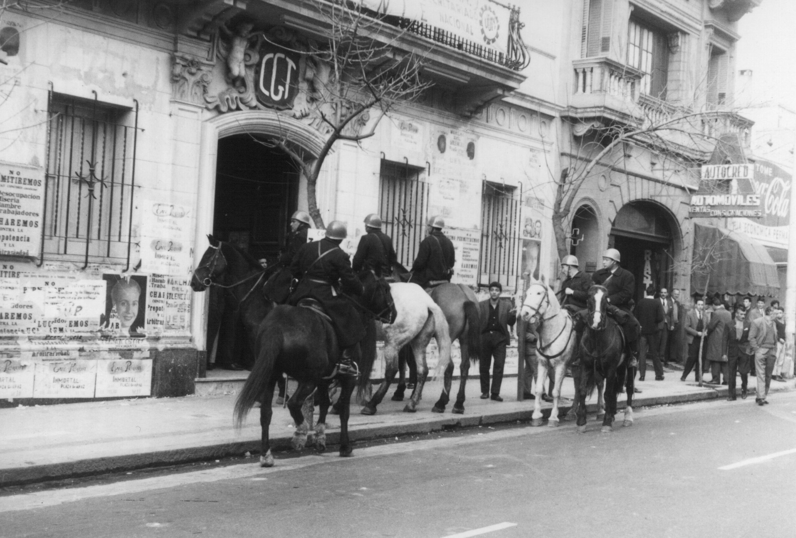 La policía montada de la ciudad intenta impedir la confluencia de los sindicatos en la Sede de la Central General de los Trabajadores (CGT). Fuente: Centro de Documentación Histórica Sindicato Luz y Fuerza de Córdoba.