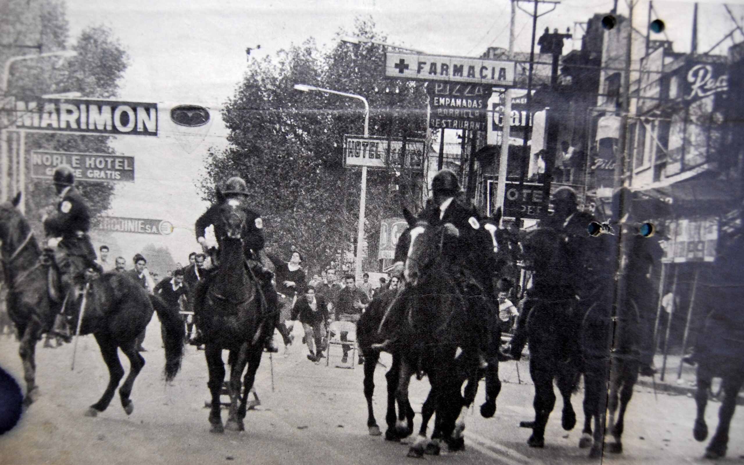 En las cercanías de la intersección de San Luis y Av. Vélez Sarsfield, los manifestantes logran el retroceso de la policía de la provincia. Fuente: Centro de Documentación Histórica Sindicato Luz y Fuerza de Córdoba.