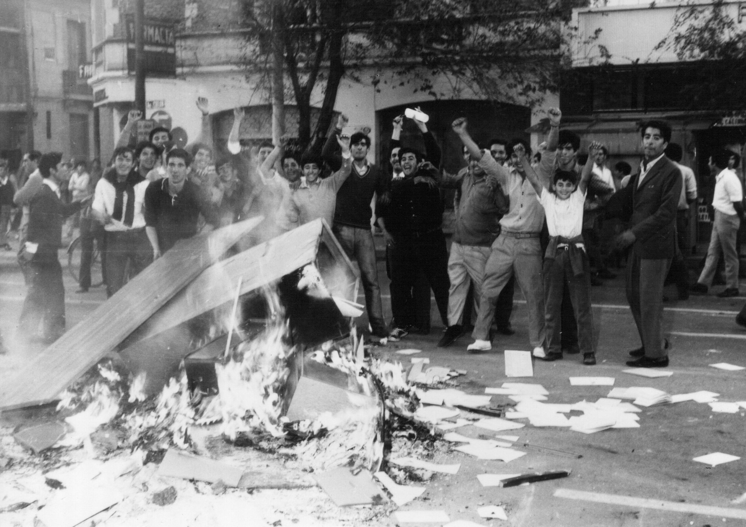 Manifestantes levantan barricadas en múltiples puntos de la ciudad y celebran su conquista histórica. Había bronca pero también alegría. Fuente: Centro de Documentación Histórica Sindicato Luz y Fuerza de Córdoba.