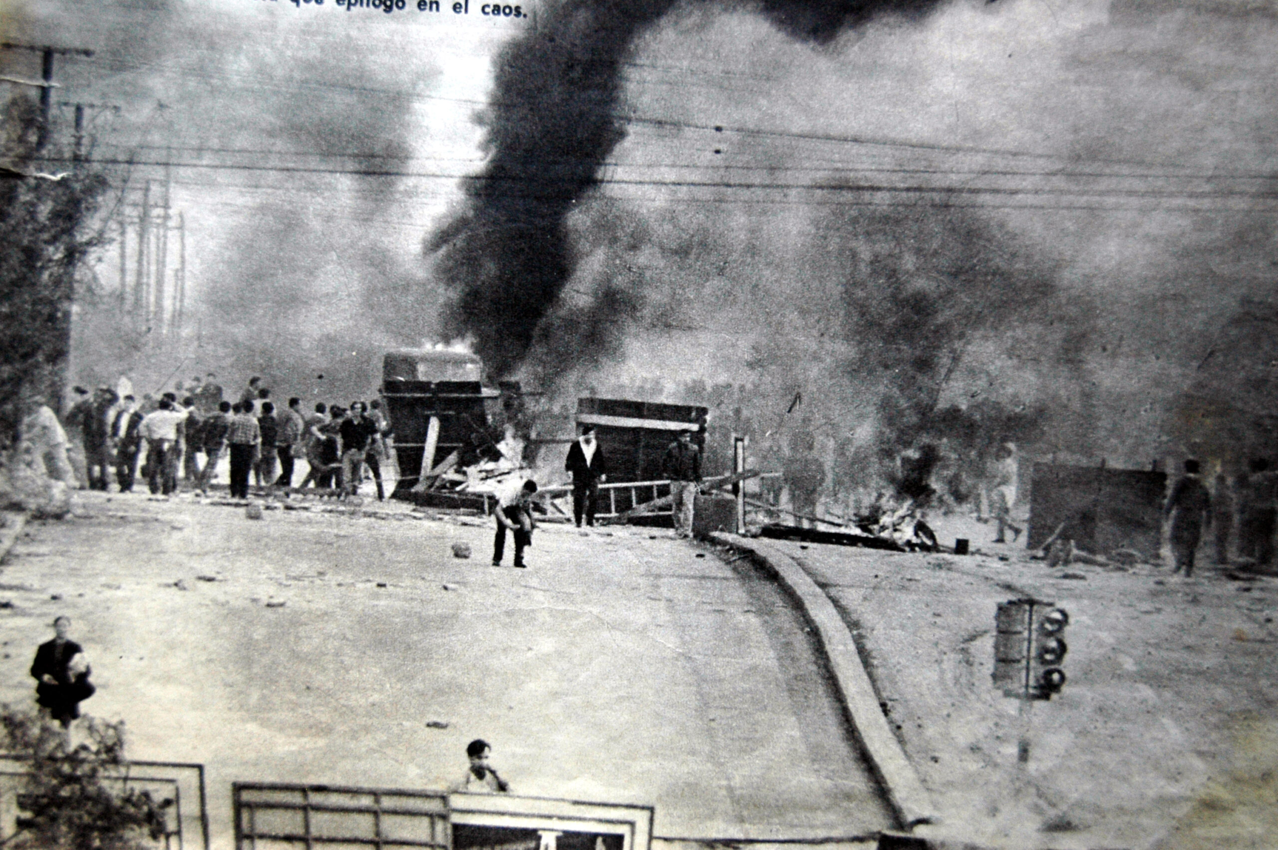 A partir de la noticia del asesinato del estudiante y trabajador Máximo Mena, por parte de la policía, en la esquina de Bv. San Juan y Arturo M Bas, la furia de los manifestantes se desata en toda la ciudad. Fuente: Centro de Documentación Histórica Sindicato Luz y Fuerza de Córdoba.