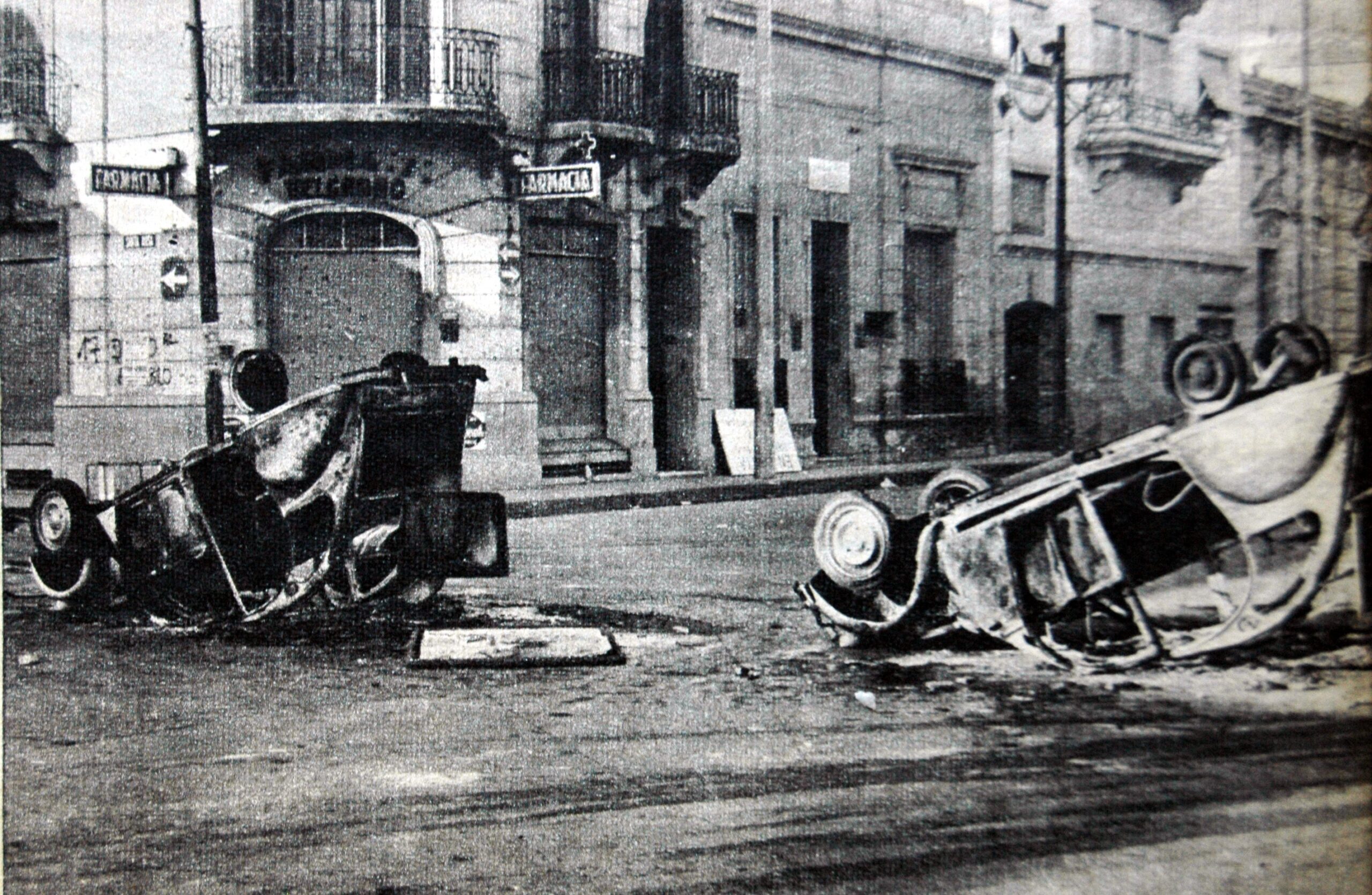 Incendios de autos importados Citroen 2 CV. Para los trabajadores eran un símbolo del ingreso de las multinacionales al país y representaban una amenaza para la industria nacional. Fuente: Centro de Documentación Histórica Sindicato Luz y Fuerza de Córdoba.