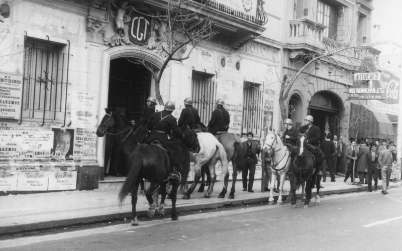 La policía montada de la ciudad intenta impedir la confluencia de los sindicatos en la Sede de la Central General de los Trabajadores (CGT). Fuente: Centro de Documentación Histórica Sindicato Luz y Fuerza de Córdoba.